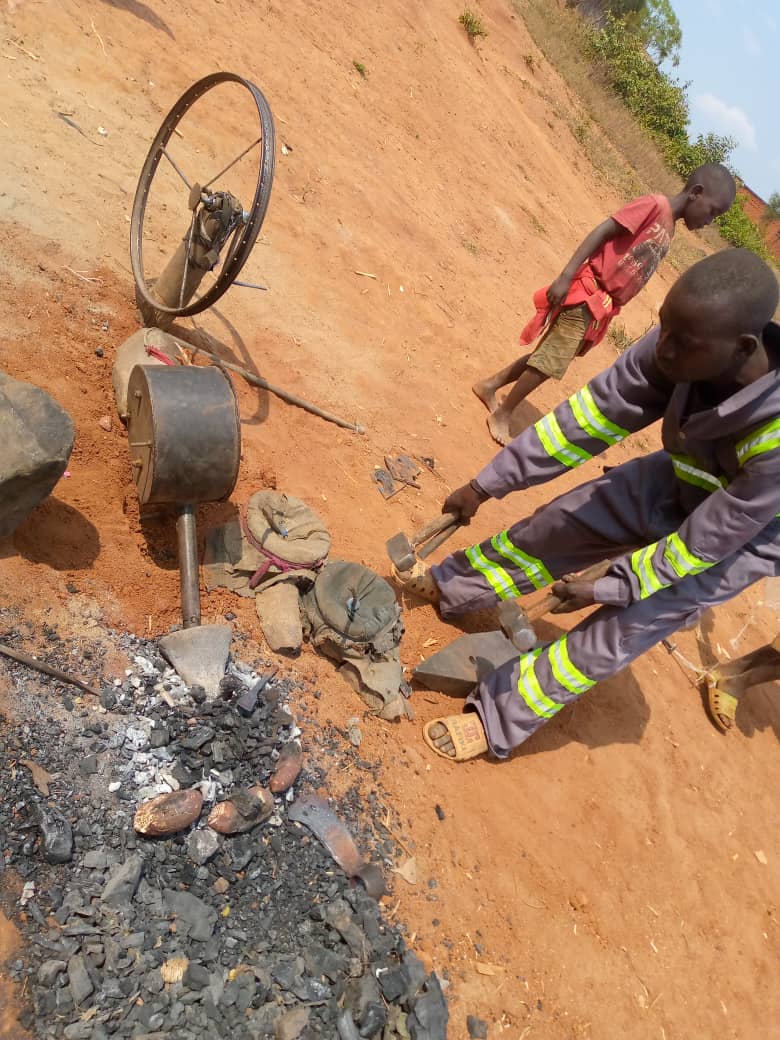 MagazineJimbere's tweet photo. 🔴 A @makambaProvince, dans la province #Kayogoro, 8 forgerons se sont réunis au sein de l'association, "Kerebuka". Confectionnant auparavant des couteaux et des haches, actuellement ils fabriquent des engraineuses pouvant produire 600 à 800kg de graines de maïs/jour

#Burundi https://t.co/CMFwNULjoG