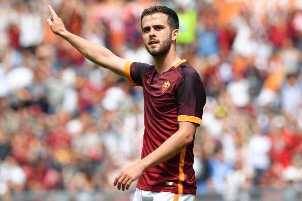 Miralem Pjanić - I’ve enjoyed watching this man play in different areas of midfield throughout the years. Thriving in a more creative role at Lyon and Roma. At Juve he’s molded into a deeper position and dictates the game so so well. He’s great at linking up play,