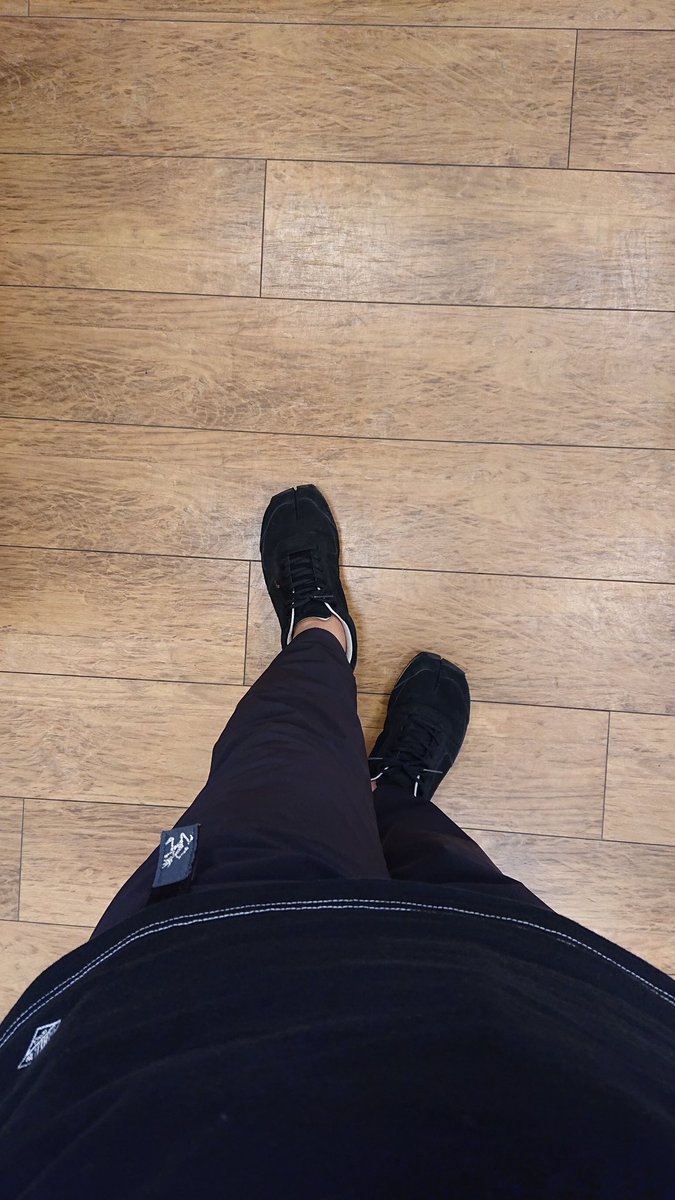 middle_balance's tweet photo. 今日の出勤コーデ

気づいたら……ブラックコーデ💦

上から
#ダントンTシャツ
#グラミチパンツ
#ラフィート足袋型スニーカー

#DANTON #Gramicci  #Lfeet https://t.co/pjRBExGybS