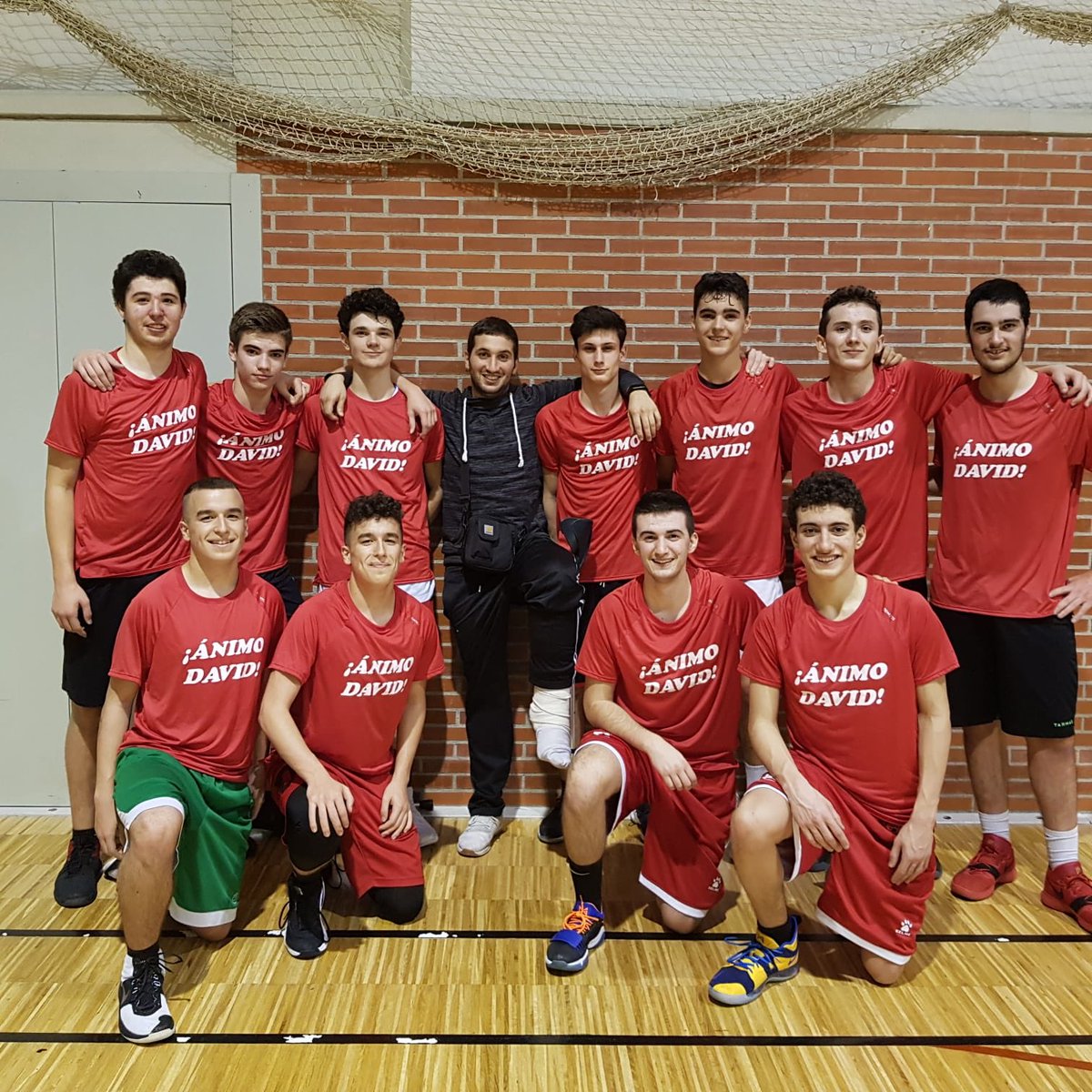 LGozas's tweet photo. Aquí le vemos abrazados a sus favoritos...
Por cierto nuestras camisetas molaban más, pero para ser pjs está bien el detalle https://t.co/oSzH03EcKA