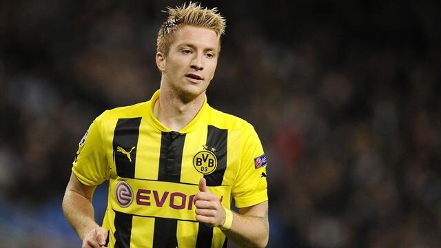 Marco Reus - Someone who really caught my attention when he played. I remember watching him during his first season at Dortmund (12-13) forming a lethal attack alongside the likes of Gotze and Lewandowski. I loved how much of an all round player this guy was, could use both feet,