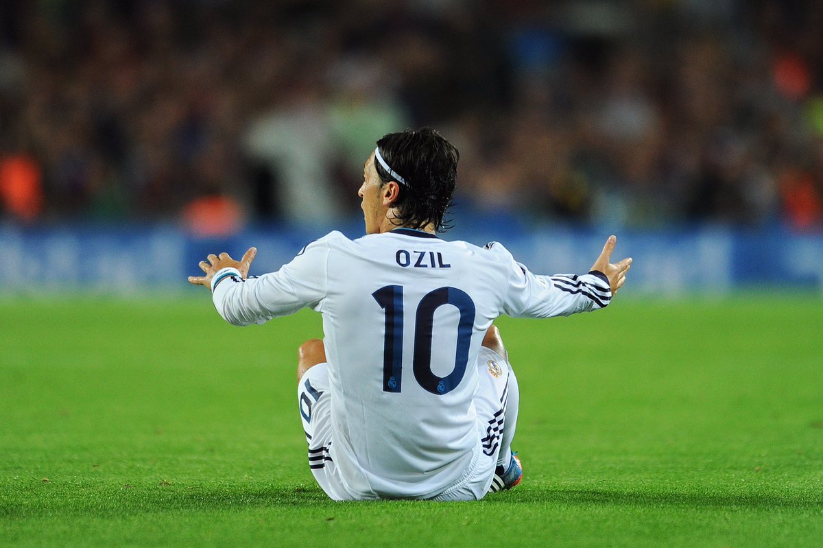 Mesut Özil (Mainly at Real Madrid) - One of the first players that made me fall in love of football. Growing up watching Real, i loved his close control, creativity, passing, vision, the list goes on. Watching him play with Benzema and Ronaldo was a privilege.