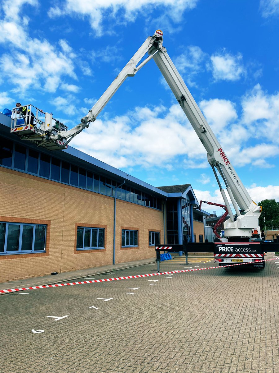PriceCleaning's tweet image. Little and large working together on this gutter cleaning project, 56m truck mount and 20m spider mountain, our fleet of access platforms gives our clients greater flexibility and value!!