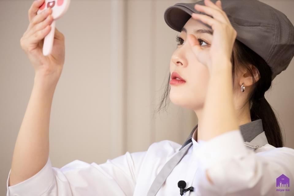 leesunmiturkey's tweet photo. 180720| Sunmi, Facebook güncellemesi, RReal World 7.bölüm kamera arkası fotoğrafları

"Sonunda kazanan Sunmi!!!!!!" https://t.co/tEVpKCznZ4