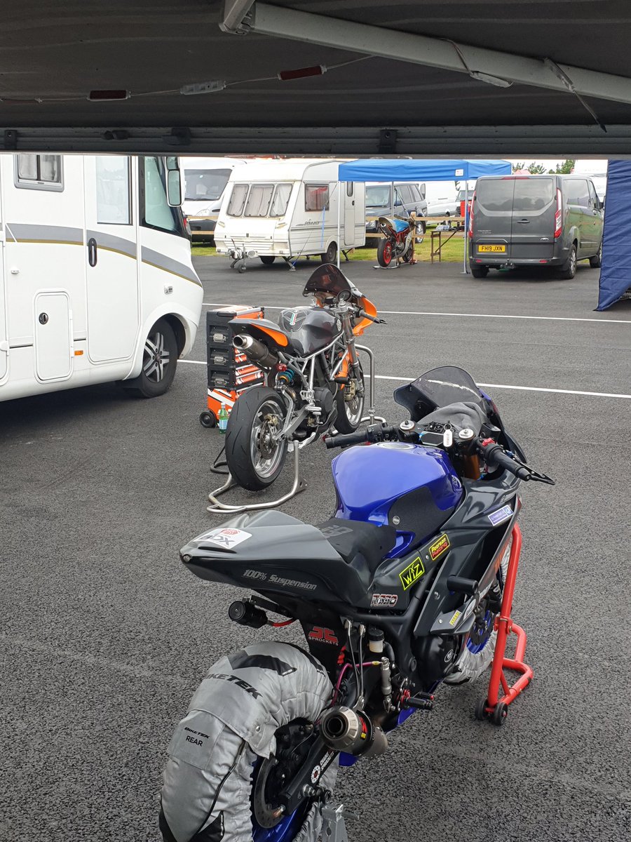 LissyRacing34's tweet photo. All set up and ready to go @CadwellPark with the boss Andy @RealRoadscouk 
@GeoffFitchett @Chain_Sprocket_ @helperformance @rideandrest @RnGRacing @UKClubSport @1Suspension #bsdperformance #TitanBeds https://t.co/2pEE62u1SA