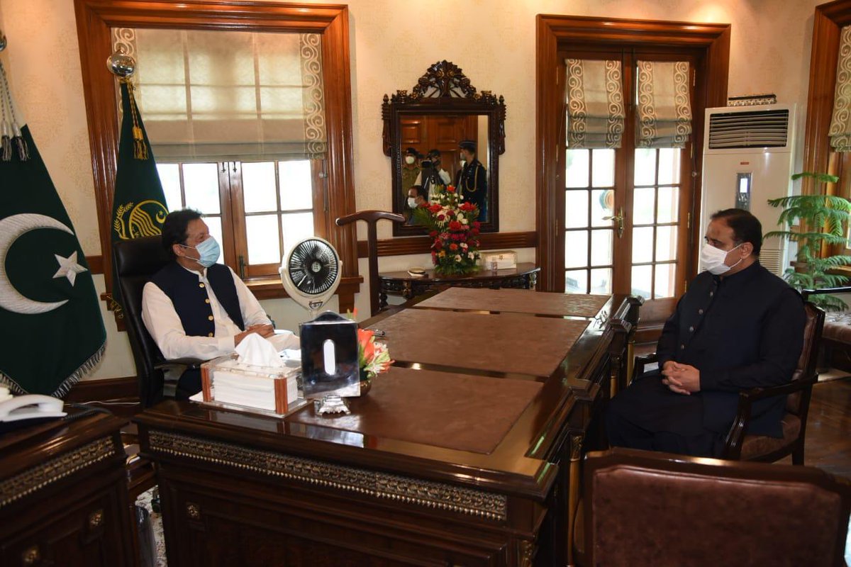 GovtofPunjabPK's tweet photo. وزیراعلیٰ سیکرٹریٹ لاہور: وزیراعظم @ImranKhanPTI کی وزیراعلیٰ پنجاب @UsmanAKBuzdar سے ملاقات https://t.co/1zGNzKoHlg