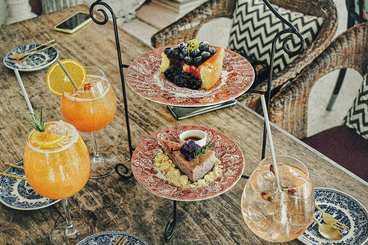 benzzzbom's tweet photo. ร้าน matapita ×the hen @ Huahin 🌊
ร้านน่ารัก ขนมอร่อย ถ่ายรูปสวยย
#ขนมหวาน  #คาเฟ่หัวหิน  #คาเฟ่ #อร่อยนะรู้ยัง  #อร่อยไปเเดก  @aroii  @aroypaidaek https://t.co/kUM8sbbqkD