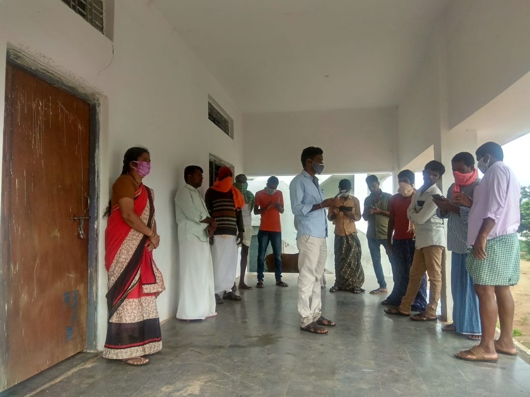 WOTRIndia's tweet photo. Introductory sessions on how-to-use the #FarmPrecise App developed by @WOTRIndia for farmers of #Narayanpet, #Telangana.
@AxisBank Foundation @qualcomm_in @Qualcomm @QualcommforGood #NutrientManagement #IrrigationManagement #IntegratedPestManagement @CNarayanpet @TelanganaCMO https://t.co/MgIKcZ994d