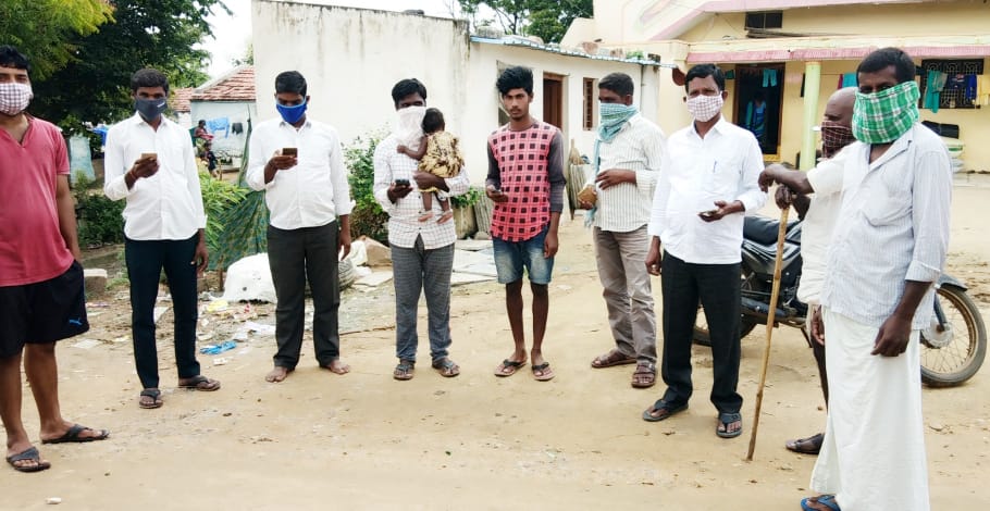 WOTRIndia's tweet photo. Introductory sessions on how-to-use the #FarmPrecise App developed by @WOTRIndia for farmers of #Narayanpet, #Telangana.
@AxisBank Foundation @qualcomm_in @Qualcomm @QualcommforGood #NutrientManagement #IrrigationManagement #IntegratedPestManagement @CNarayanpet @TelanganaCMO https://t.co/MgIKcZ994d
