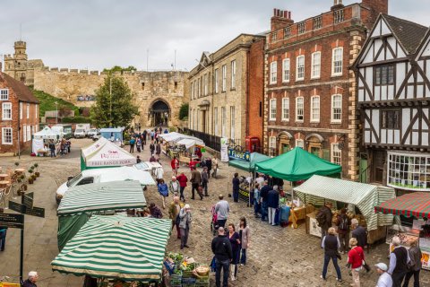 TasteLincs's tweet photo. It’s Lincoln Farmers’ Market Day today! A great way to meet the faces behind our delicious food and drink - and stock up too of course 😊 🧀🍷🥓🥖🍯 #Lincoln #tastelincs #Foodie #farmersmarket #SaturdayVibes https://t.co/TeH80bjMYC
