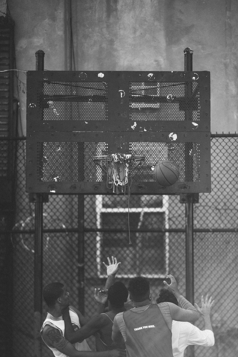 RealPGRaters's tweet photo. Park is under lock and key? No problem!
Hoopers gotta find a way in....

Ball is Life!

#PGRaters #BallNonStop #thisiswhyweplay #PLaygroundlegends #basketballbeerchallenge #NBA2K21 #NBATwitter #NBA2K20MyTEAM https://t.co/huiaZTV22M