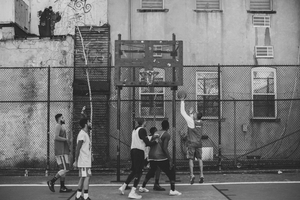 RealPGRaters's tweet photo. Park is under lock and key? No problem!
Hoopers gotta find a way in....

Ball is Life!

#PGRaters #BallNonStop #thisiswhyweplay #PLaygroundlegends #basketballbeerchallenge #NBA2K21 #NBATwitter #NBA2K20MyTEAM https://t.co/huiaZTV22M