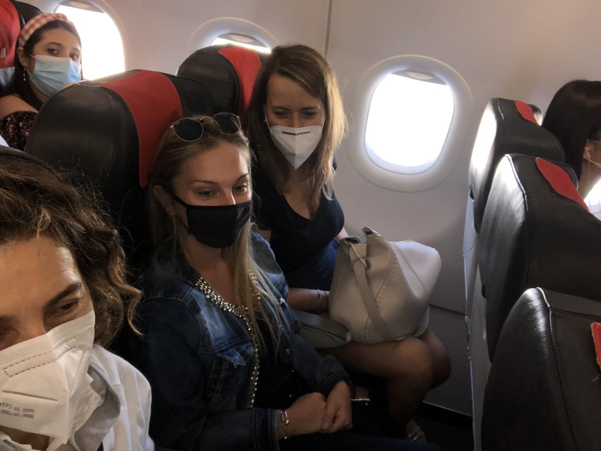 Guardate che bel distanziamento sociale mi sono ritrovata sul volo Az 1530. Almeno, Silvia e Sveva sono simpatiche