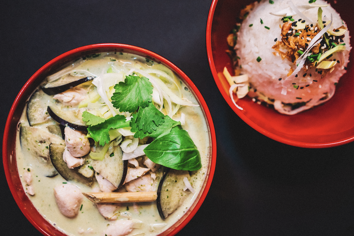 TukTukSinJetLag's tweet photo. 🤓 El gangh keaw wan o curry verde 🇨🇷 suele tener como base la leche de coco, un listado de especias enorme, pollo, galanga, lima kaffir y albahaca thai. Si además, como hacemos en Tuk Tuk, lo acompañamos de arroz jazmín es para pillar cuchara y quitarse el sombrero. 🤤 https://t.co/LpBEgOX2Yl