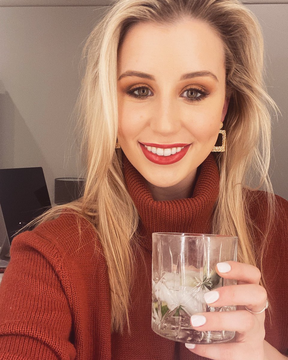 char_riddle1's tweet photo. Girls night out! 🥂🍸💃🏼✨#cocktailoclock https://t.co/ADpKjKePWD