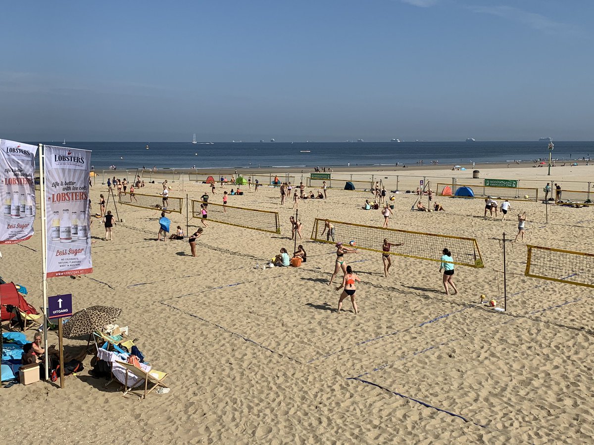 Beachvolleybal's tweet photo. Onder perfecte omstandigheden is het tweede weekend van het Summer Beach Volleybal Circuit op Scheveningen van start gegaan. Lekker knus op 27 velden. ☀️#beachvolleybal #coronaproof https://t.co/EKfFkNQv5s