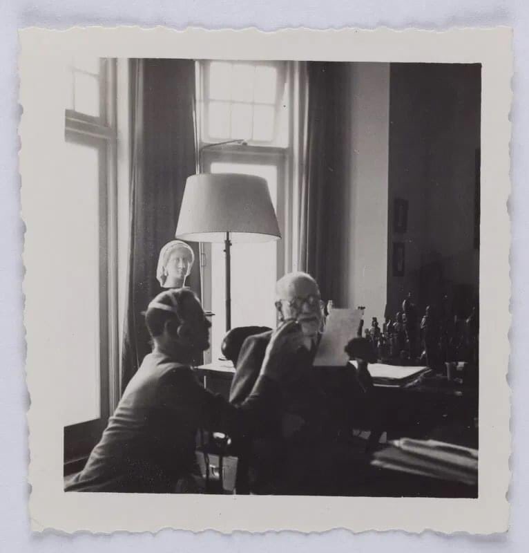bonfra's tweet photo. Sigmund Freud enregistre sa voix pour la BBC, 1938 [IN / 0065]- de S. Musée Freud @FreudMusLondon https://t.co/L5uLqkeGgt