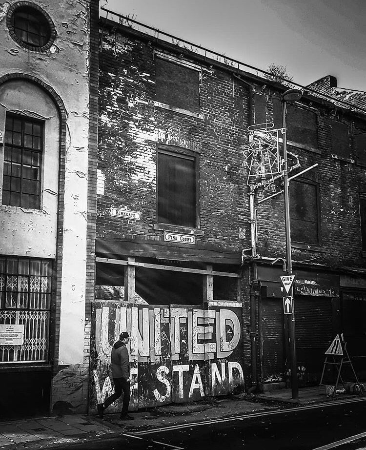 MorleyLass92's tweet photo. In recognition of my hometown team #LeedsUnited returning to the premier league- my photo of how I visualise Leeds not the swanky vacuous shopping malls. #MarchingOnTogether #scratchingshed #muckyleeds #packetofseeds #stringofbeads #WeareLeeds https://t.co/RzceIiReOY