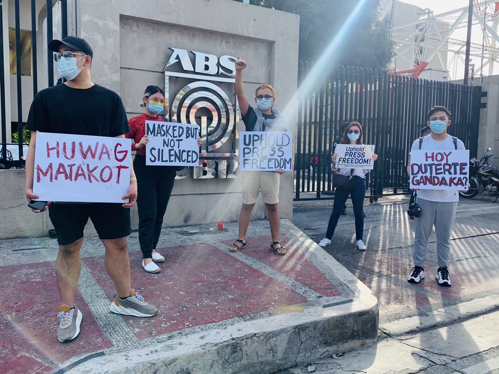 Ilang tagasuporta ng ABS-CBN, nagtungo na sa labas ng compound nito sa Quezon City para sa isasagawang noise barrage ngayong Sabado #ABSCBNfranchise  | via <a href="/biancadava/">Bianca Dava-Lee 🐱</a>