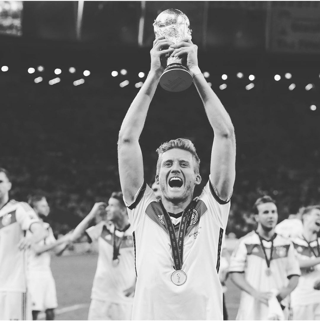 GOLDK1ND's tweet photo. "Die Würde des Menschen ist unantastbar"

[Grundgesetz - Artikel 1, Absatz 1]

#schuerrle 🎶✌🏼🖤💛 ALLES GUTE https://t.co/DVG44oPO14