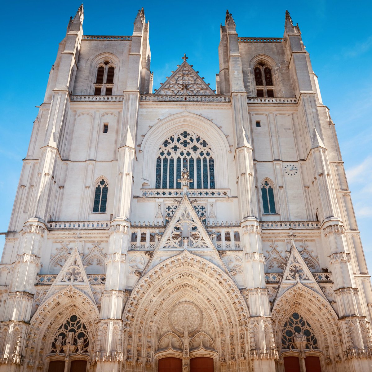 GoMesse_fr's tweet photo. Tristesse et si forte émotion à la vue de la #Cathédrale Saint-Pierre-et-Saint-Paul de #Nantes ! 
En union de prière avec les #Pompiers et le @Diocese44 🚒 🙏🏻 https://t.co/Y3EVNlqL5p