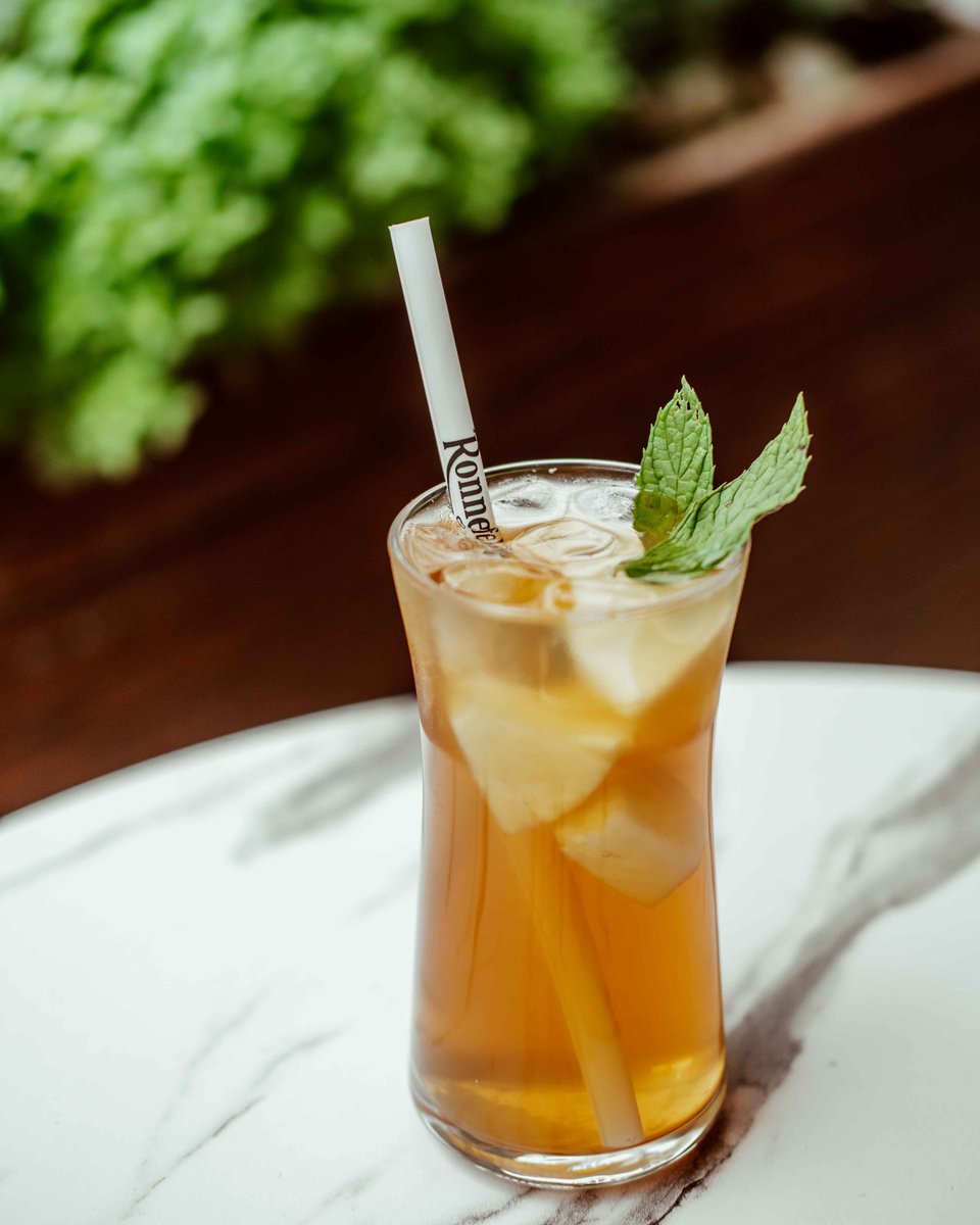 Dem_Istanbul's tweet photo. Hiç eskimeyen, kendini yenileyen, en eski buzlu çayımız; güzel mi güzel Anastasia'mız! 🍍🧊🌿 Tirebolu çayıyla demlenir, ananas ve nane eklenir. 😋
#icetea #buzluçay #demmoda https://t.co/J9ponT9XyA