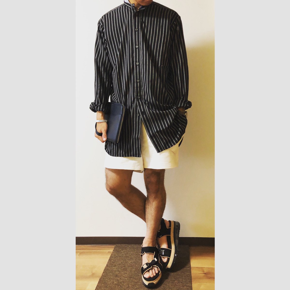 KIMfashion_blog's tweet photo. ロングシャツにショートパンツのYラインシルエット。シンプルなコーデには小物を取り入れて少し装飾を。
シャツ:#mb
ショートパンツ:#cos
サンダル:#unitedtokyo
スカーフ:#shutte
時計:#katharinehamnett
ラバーバンド:#assaisonner
クラッチバッグ:#unitedarrows https://t.co/uJDo02bfqJ