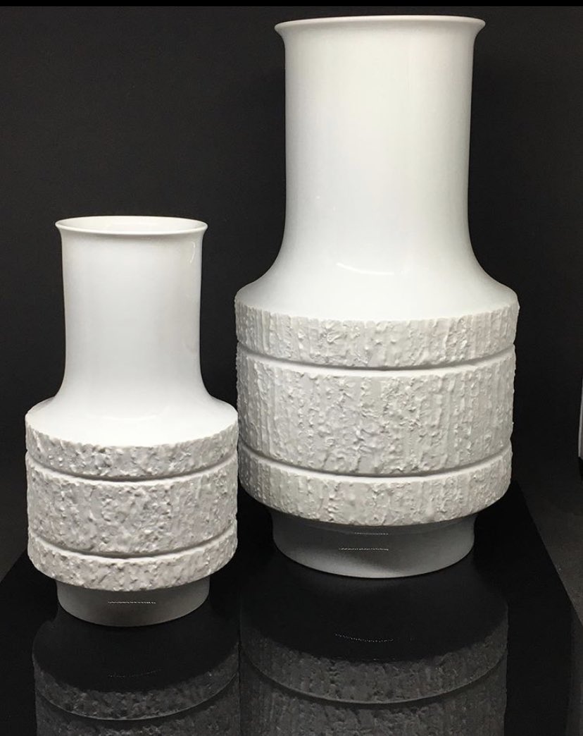 BcnVintage17's tweet photo. Florero Thomas de porcelana Biscuit Op Art Alemania 1960βs #vintage #jarron #vintagebiscuit #biscuitop #opart #vase #porcelana #raval #deco #vintageporcelain #florero #florerovintage #barcelonavintage17 #thomasporzellan #interiordesign #vintageinterior #kaiservase https://t.co/bDlrUYo0mw