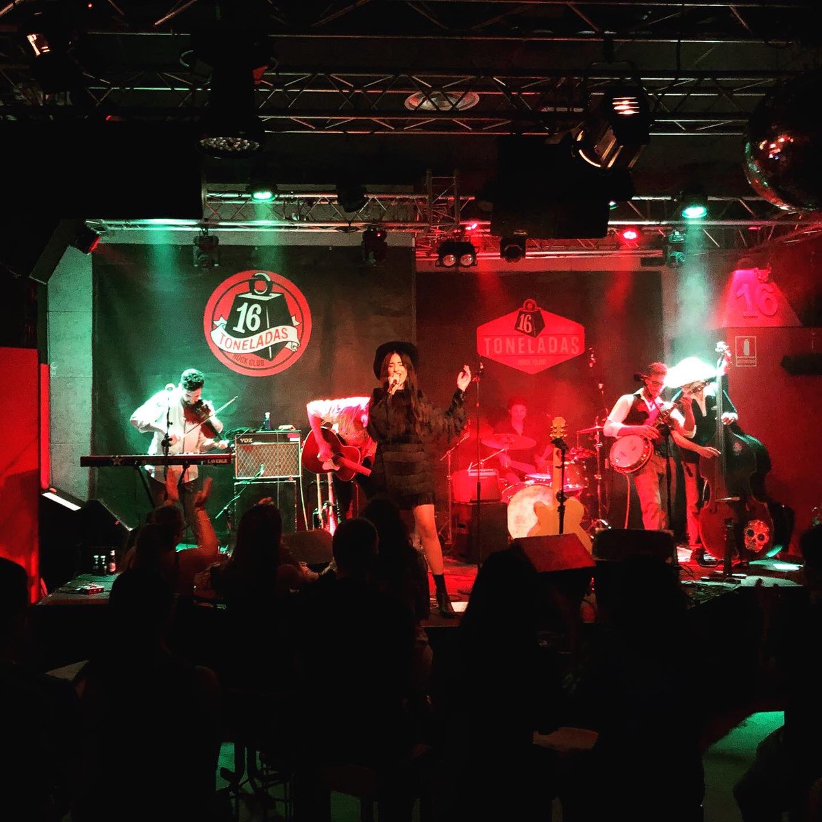 amantacomunica's tweet photo. Les melodies #country, #bluegrass i #rock van sonar anit en el 16 Toneladas de València gràcies a Badlands. Avui es tancarà el cicle #Viu #CapEstiuSenseMúsica amb @tonidelhostal, qui presentarà el seu primer disc, #Repom. Entrades en https://t.co/eef8KhIxlm. https://t.co/k6wr7YTz16