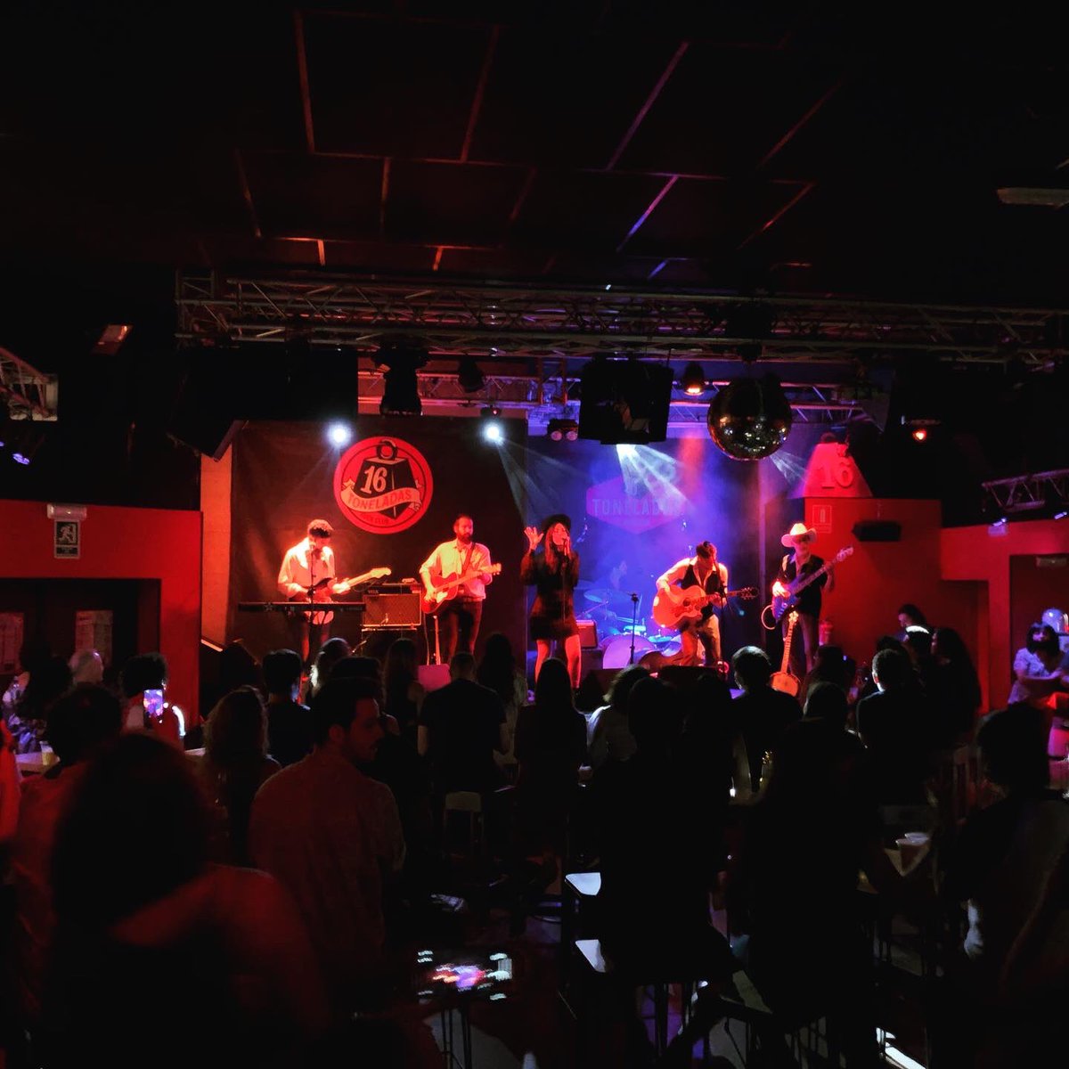 amantacomunica's tweet photo. Les melodies #country, #bluegrass i #rock van sonar anit en el 16 Toneladas de València gràcies a Badlands. Avui es tancarà el cicle #Viu #CapEstiuSenseMúsica amb @tonidelhostal, qui presentarà el seu primer disc, #Repom. Entrades en https://t.co/eef8KhIxlm. https://t.co/k6wr7YTz16