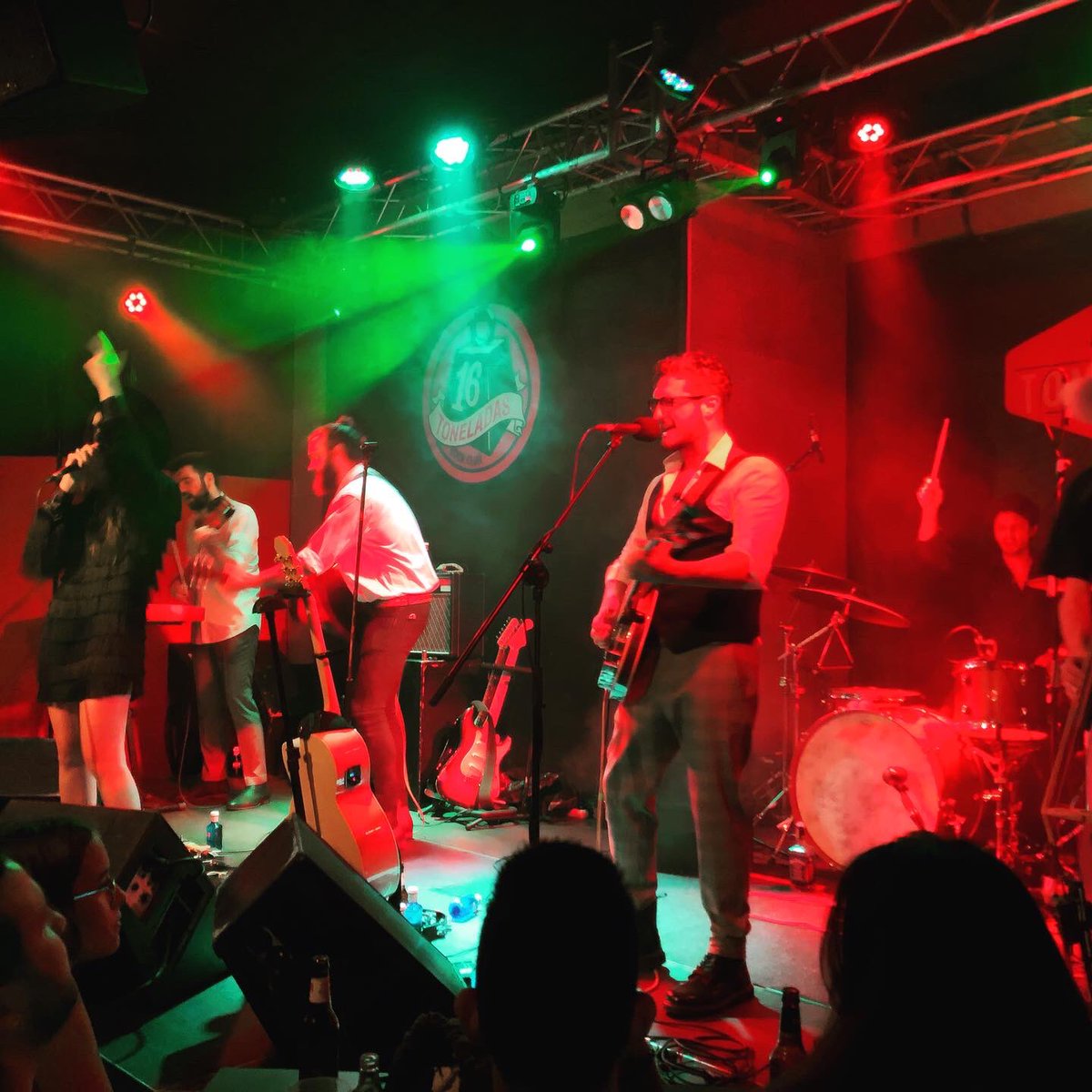 amantacomunica's tweet photo. Les melodies #country, #bluegrass i #rock van sonar anit en el 16 Toneladas de València gràcies a Badlands. Avui es tancarà el cicle #Viu #CapEstiuSenseMúsica amb @tonidelhostal, qui presentarà el seu primer disc, #Repom. Entrades en https://t.co/eef8KhIxlm. https://t.co/k6wr7YTz16