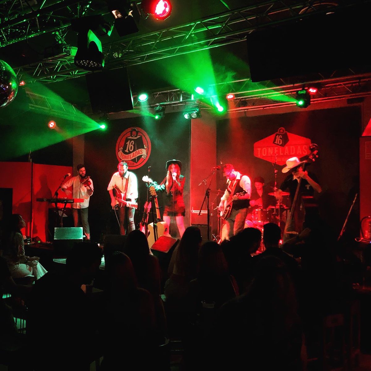 amantacomunica's tweet photo. Les melodies #country, #bluegrass i #rock van sonar anit en el 16 Toneladas de València gràcies a Badlands. Avui es tancarà el cicle #Viu #CapEstiuSenseMúsica amb @tonidelhostal, qui presentarà el seu primer disc, #Repom. Entrades en https://t.co/eef8KhIxlm. https://t.co/k6wr7YTz16