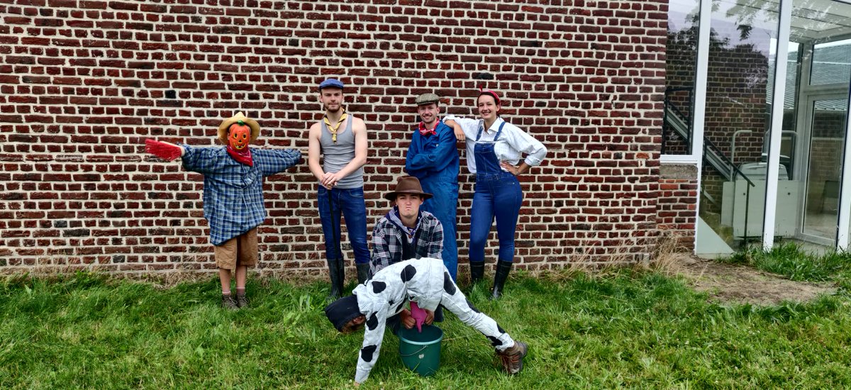 SH_Welpen's tweet photo. We vroegen aan de welpen wat we niet zouden kunnen missen op ons boerderij kamp. Als antwoord kregen we " EEN BOERDERIJ" dus wat heeft de leiding dan geregeld, een dag uitstapje naar 2 boerderijen. Koeien bezoeken, Dorien de ezel voederen en achter een kudde schapen lopen. https://t.co/IjJv84eLX1