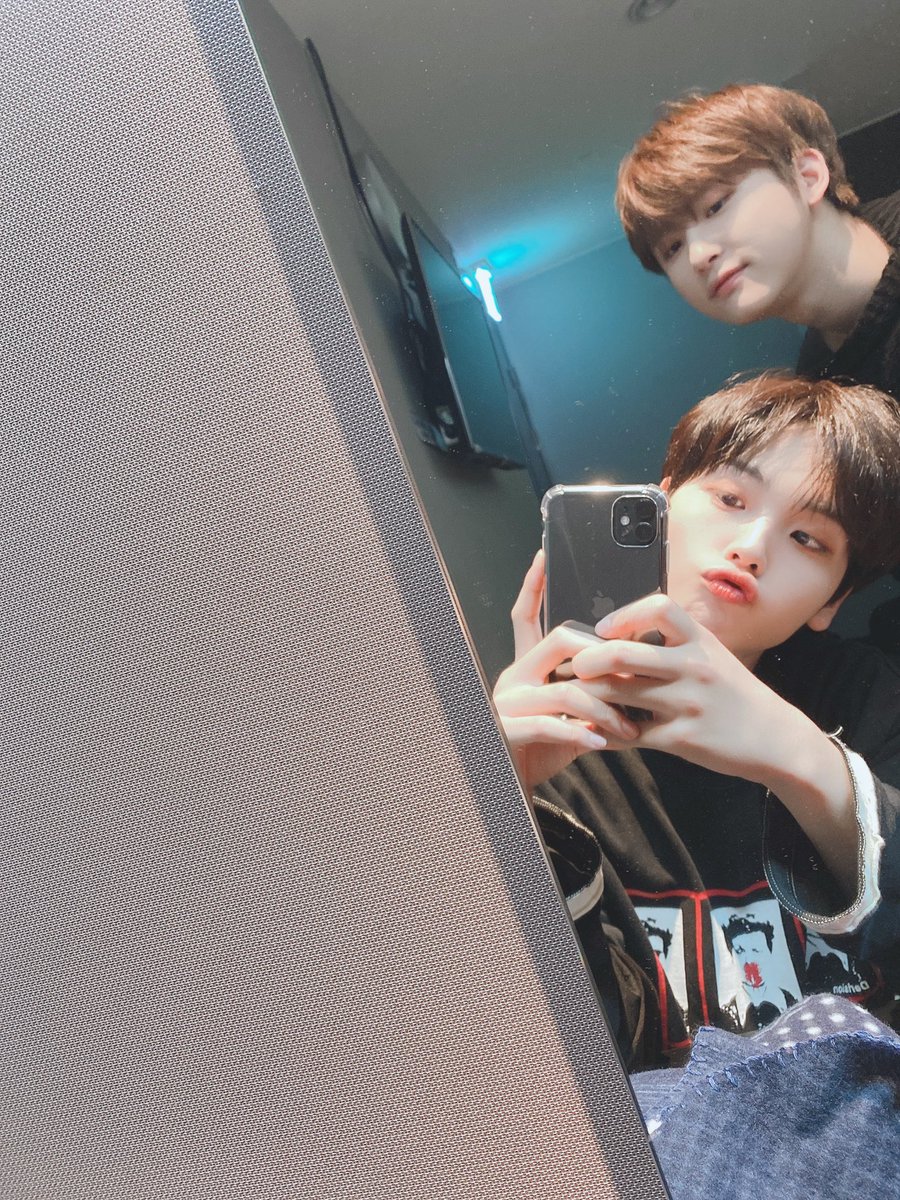 CRAVITY_twt's tweet photo. 러비티~ 전 이제 밥먹을려구요 ㅎ
러비티는 드셨나요??🧐

#크래비티 #형준 https://t.co/xr1N4LssRj