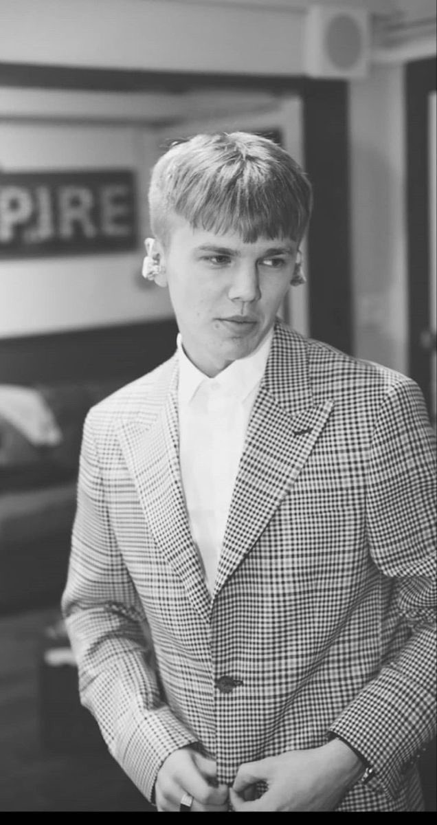 George Smith ( @NewHopeGeorge) as Leornardo DiCaprio, a thread 