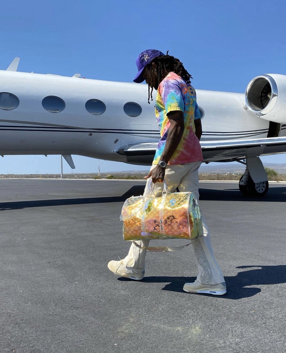 MigosFrance's tweet photo. Quavo avec sa Jordan 4 Sail Off White 🥶 https://t.co/lyyKaiwoMd