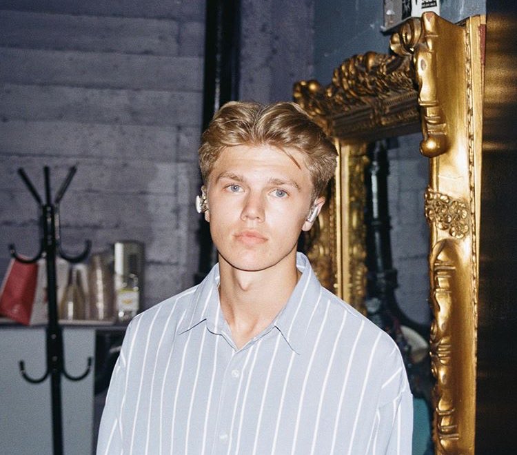 George Smith ( @NewHopeGeorge) as Leornardo DiCaprio, a thread 