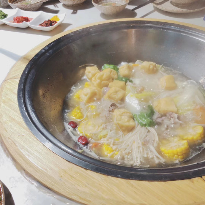 mrnkaloto's tweet photo. Ha ha ha 🤣200717 A Day trip to Hengdian!
Lunch included at the hotpot restaurant 说 是 横店 的 羊 庄 313
#huangjingyu https://t.co/tJ7kPHeXIR