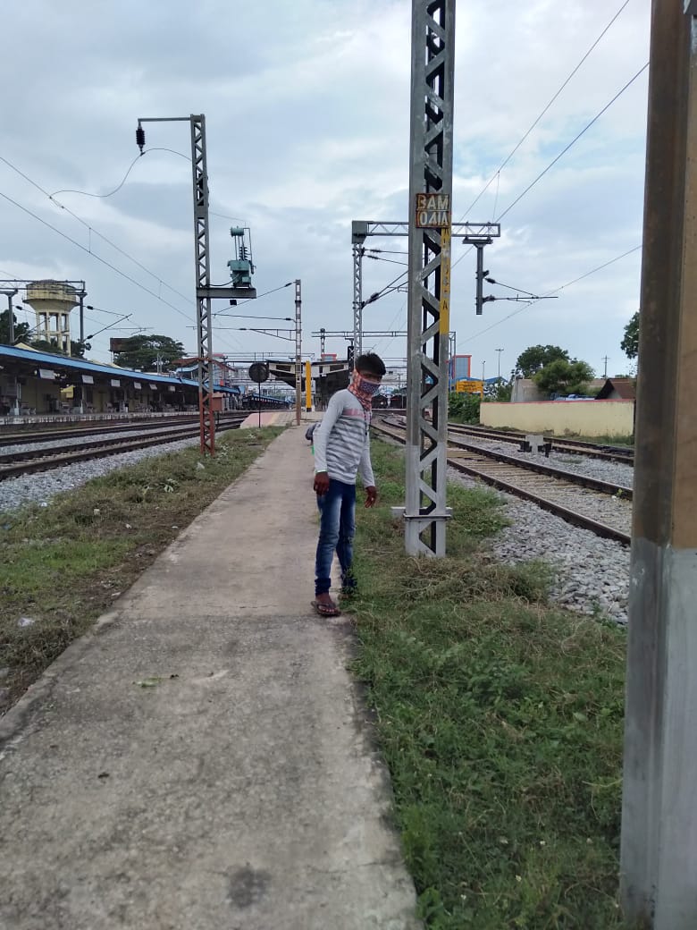 DRMKhurdaRoad's tweet photo. @RailMinIndia #COVID19
Migrant workers engaged by @eastcoastrail in different Rail projects under #GaribKalyanRozgarYojana 
On dt.17.07.2020, Migrant workers utilised in Jungle cleaning work near Brahmpur Yard  #Ganjam /Odisha  
 @drmsambalpur @drmwat_ecor https://t.co/NH3Zqc1eBo