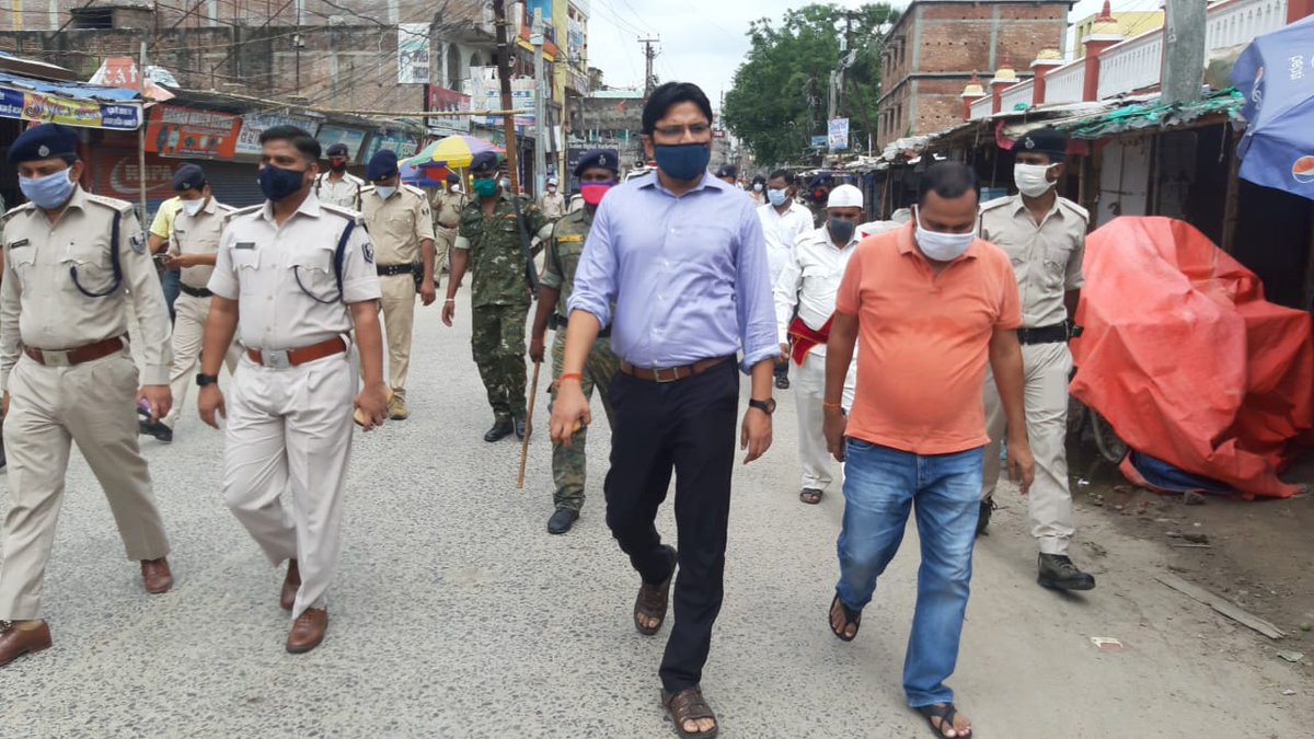 IPRDBihar's tweet photo. बेगूसराय: जिला पदाधिकारी श्री अरविंद कुमार वर्मा तथा पुलिस अधीक्षक श्री अवकाश कुमार द्वारा आज संयुक्त रूप से लॉकडाउन संबंधित दिशा निर्देशों के अनुपालन सुनिश्चित करवाने हेतु जिला मुख्यालय के विभिन्न सार्वजानिक स्थलों एवं मुख्य बाजार का निरीक्षण किया गया।
@DM_Begusarai https://t.co/vfBlGRBU9A