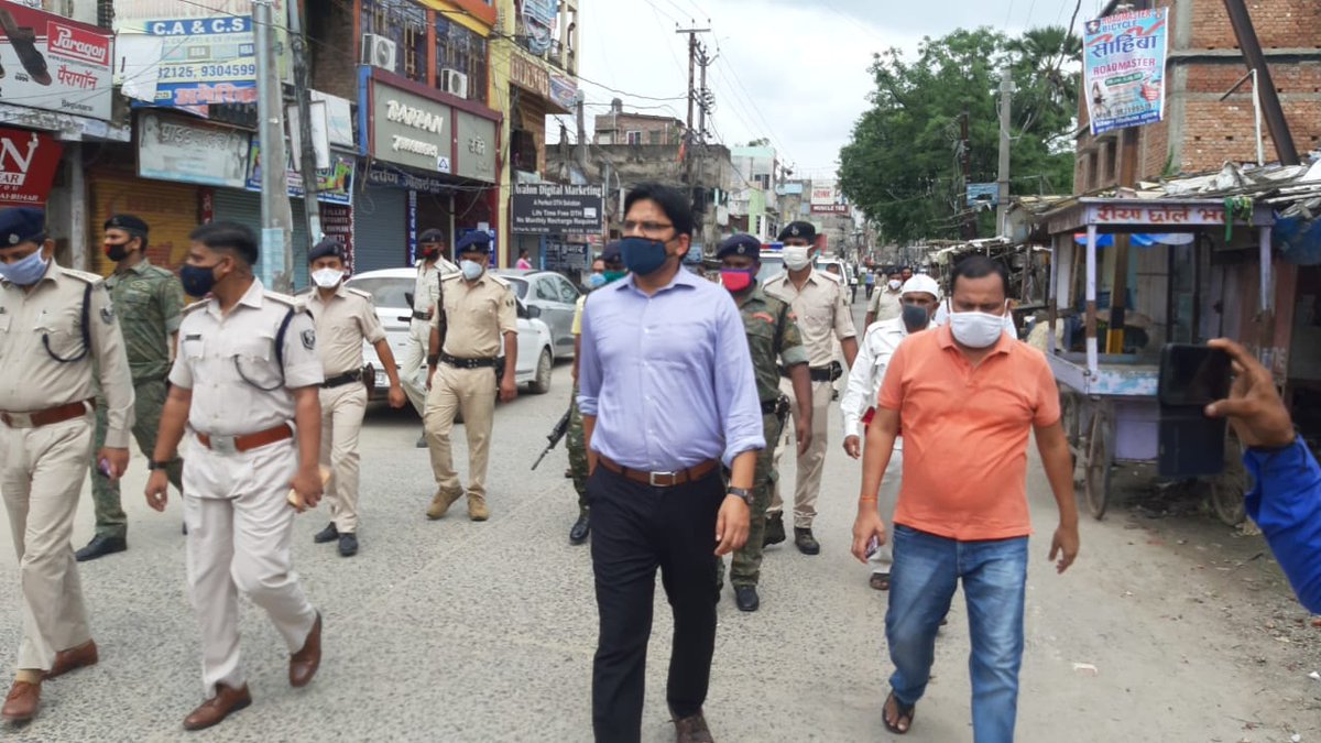 IPRDBihar's tweet photo. बेगूसराय: जिला पदाधिकारी श्री अरविंद कुमार वर्मा तथा पुलिस अधीक्षक श्री अवकाश कुमार द्वारा आज संयुक्त रूप से लॉकडाउन संबंधित दिशा निर्देशों के अनुपालन सुनिश्चित करवाने हेतु जिला मुख्यालय के विभिन्न सार्वजानिक स्थलों एवं मुख्य बाजार का निरीक्षण किया गया।
@DM_Begusarai https://t.co/vfBlGRBU9A