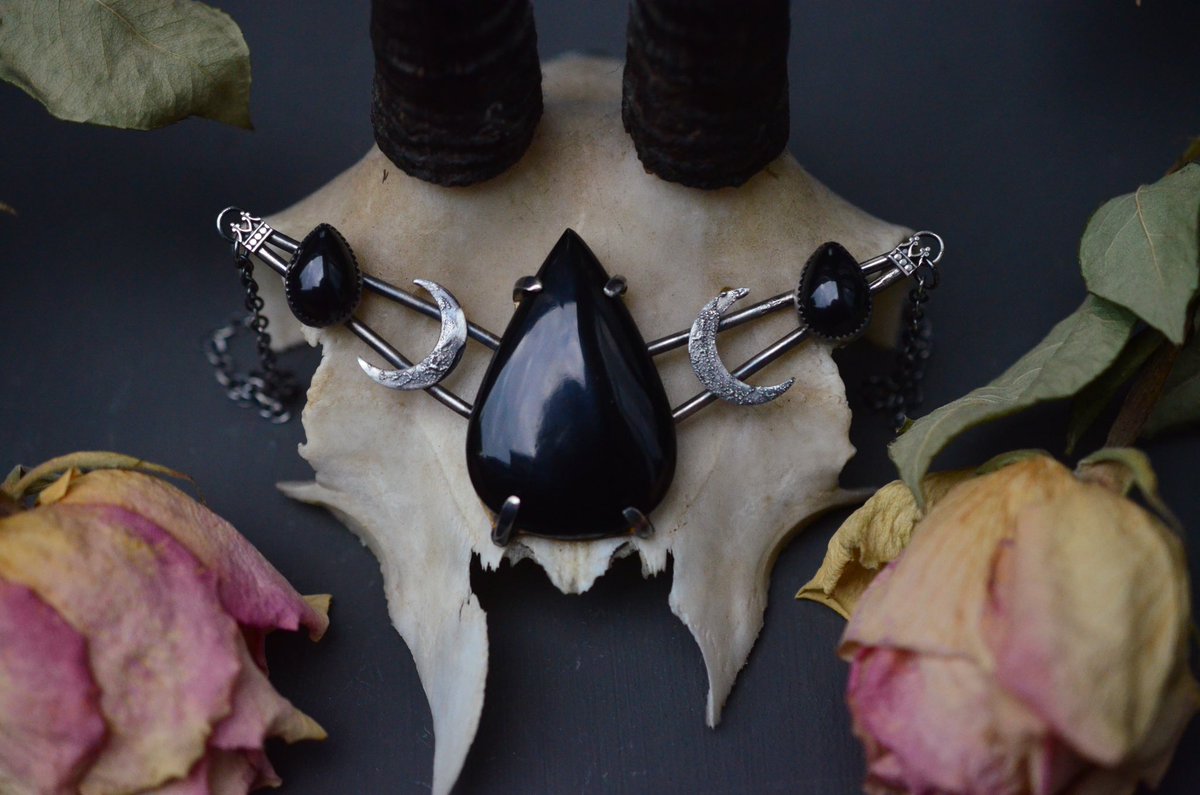 SkariJewellery's tweet photo. The Esmeralda Necklace 🌛🌑🌜. #handmadejewellery #ukmaker #skarijewellery #moon #onyx https://t.co/KJ7xIGTRQP