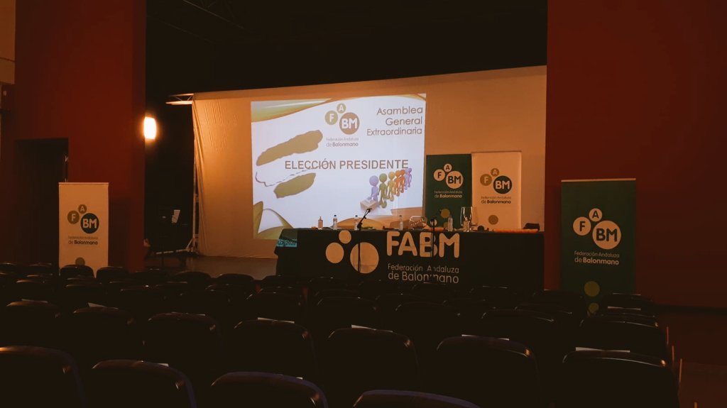 FAndaluzaBM's tweet photo. Todo preparado en Dos Hermanas (Sevilla) para dar comienzo a la Asamblea en la que se elegirá al presidente de la Federación Andaluza de Balonmano y a la Comisión Delegada de la misma para los próximos 4 años. https://t.co/8v8XSfrv12