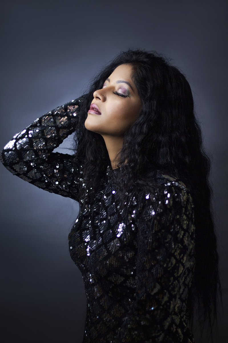 mousumimallick8's tweet photo. “One is never over-dressed or under-dressed with a Little Black Dress.”
.
Featuring - @mousumimallick8
Photography- @SachinVIJAYPaw2
.
#model #actor #bollywood #acting #photography #studio #light #camera #makeup #fashion #lifestyle #growthmindset #click_vision https://t.co/6VX5K0Ll2p
