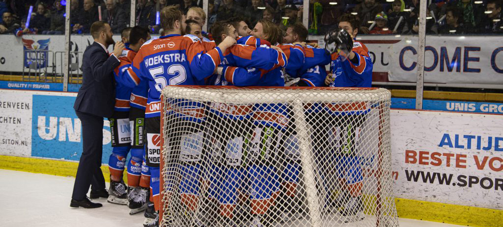 UNISFlyers's tweet photo. 🗣️ "Topijshockey hoort thuis in Heerenveen. Steun ons om hiervoor te zorgen. Kijk wat jij kunt doen op onze website" - Team UNIS Flyers

#StayTogether #StandingStrong #LetsGoFlyers

https://t.co/GJgQRMFMWW https://t.co/w18EEIljMs