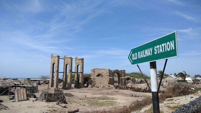Dhanushkodi was once a bustling and flourishing town – with houses, schools, church, temple, a post office, and a railway station. Thousands of people resided in this tiny town, which was known as one of the richest fishing belts in the country. (3/n)