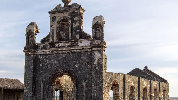 Also, it was the only land border between Sri Lanka and India and served as a major port for several pilgrims and traders.The temple and the church in the town were visited by many devotees, making it a preferred tourist spot. (4/n)