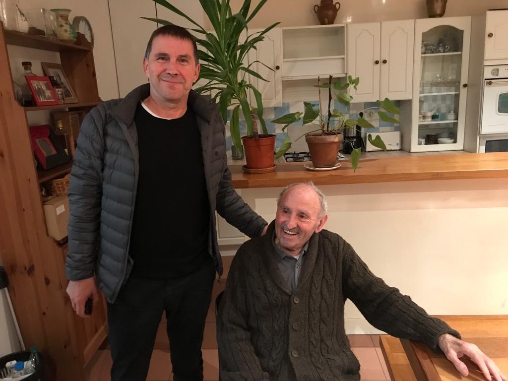 ArnaldoOtegi's tweet photo. Gaur zendu da Lucio Urtubia. Laguna, burkidea eta borroka laguna. Agur eta ohore, Luzio! 🎥 https://t.co/kHx4f2kmG5

Hoy ha muerto en París un referente del anarquismo vasco. Un amigo, un compañero de sueños y luchas. Agur eta ohore! 🎥 https://t.co/kHx4f2kmG5 https://t.co/1zO1jyPL2g