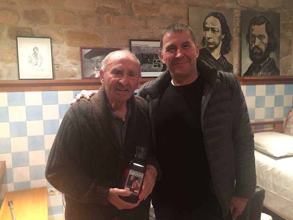 ArnaldoOtegi's tweet photo. Gaur zendu da Lucio Urtubia. Laguna, burkidea eta borroka laguna. Agur eta ohore, Luzio! 🎥 https://t.co/kHx4f2kmG5

Hoy ha muerto en París un referente del anarquismo vasco. Un amigo, un compañero de sueños y luchas. Agur eta ohore! 🎥 https://t.co/kHx4f2kmG5 https://t.co/1zO1jyPL2g