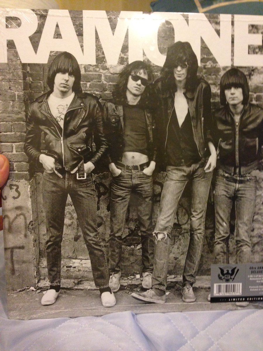 n27de23c8a2zmp's tweet photo. RAMONES / 40th ANNIVERSARY DELUXE EDITION。16年発売。RHINO 米盤。アナログ盤1枚とCD3枚セットの中の、ANNIVERSARY MONO MIXアナログはめちゃくちゃ迫力があって凄い。
このアルバムは最近コレで聴くのが1番好き。最高。
https://t.co/4wLM642yI0 https://t.co/rPSw8Z5a2P